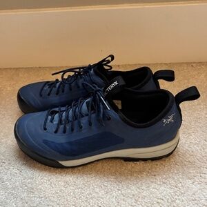 Arc’teryx Acrux SL GTX Women’s Hiking / Approach Shoes – Gore-Tex, Vibram Sole –